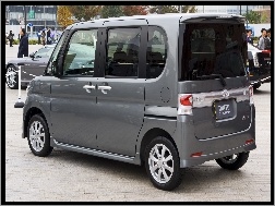 Daihatsu Tanto, Custom
